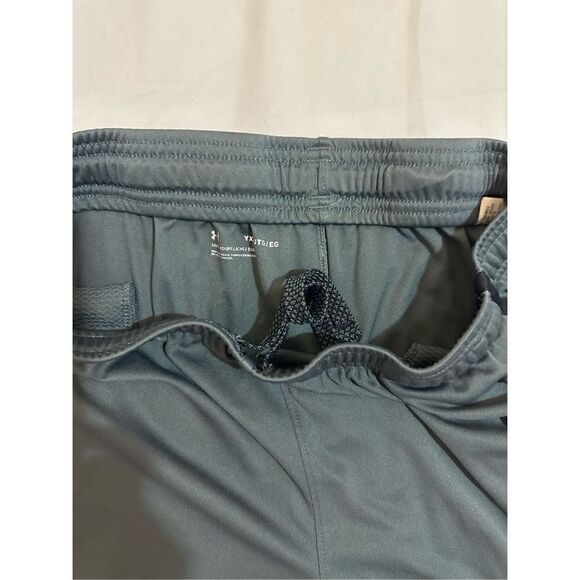 Under Armour boys sports shorts size YXL - Picture 2 of 2